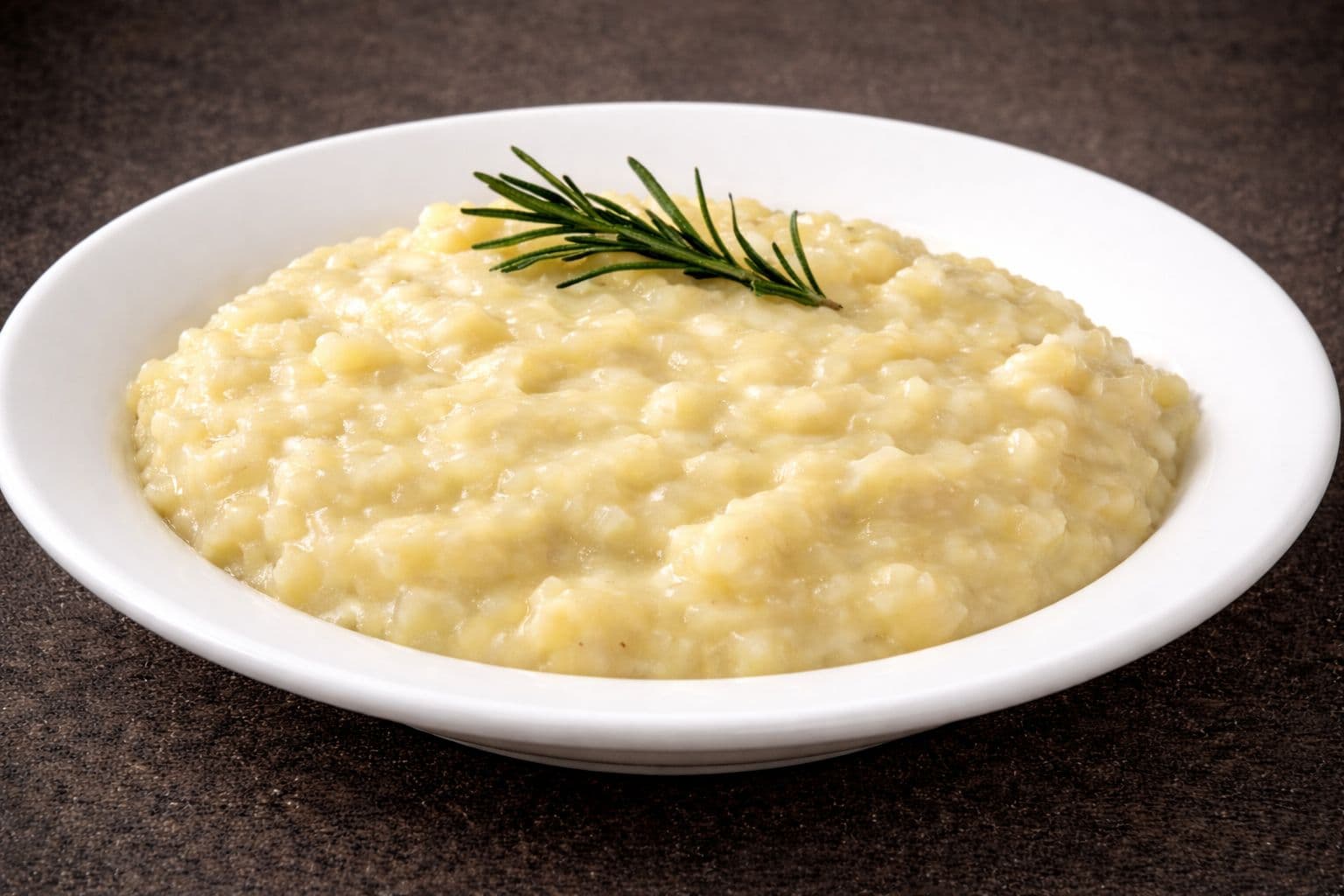 Risoto quatro queijos em prato fundo, com textura cremosa.